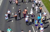 俄罗斯举行“全国同步起跑”半程马拉松