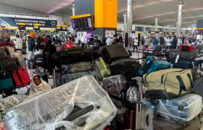 英國最大機場陷入混亂：行李堆積如山 旅客打地鋪過夜