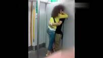 实拍女子地铁狂吻男友动作豪放，这是没钱去宾馆吗