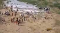 干涸20年后的河流满血复活 村民与河水一起前行高兴坏了