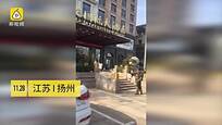 女子酒店八楼坠亡 围观群众尖叫