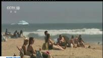 惊险一幕！男子冲浪遇到大白鲨