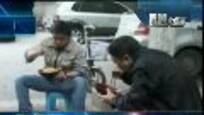 2012-06-05媒体大摄汇 成都现“乞丐”面馆 顾客蹲小板凳上吃面