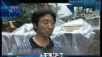 2012-07-27媒体大摄汇 重庆车主防洪妙招：用薄膜袋套住轿车