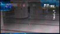 2012-08-30媒体大摄汇 蒙面男子持刀抢劫商场 遭数十名员工围攻