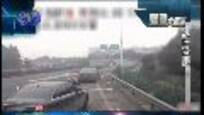 2013-01-11媒体大摄汇 奔驰车超速被查 冲撞警察后疯狂逃逸