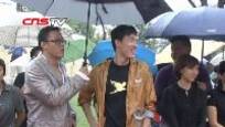 刘翔受伤后首次公开亮相 拄拐出席母校校庆
