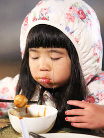 “吃货”姐姐丸子塞满嘴