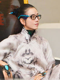 杨丽萍着印花裙 仙气十足