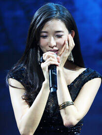 林志玲娇羞捧脸扮可爱