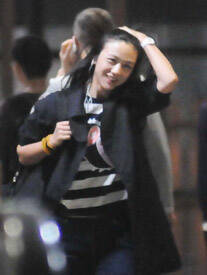 人妻汤唯撩发甜笑显风情