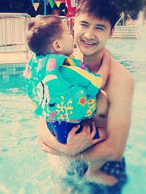 田亮父子玩水超有爱