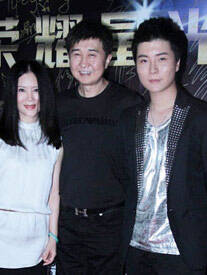 任静付笛生儿子帅气亮相