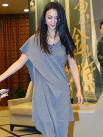 汤唯穿灰色长裙显身段