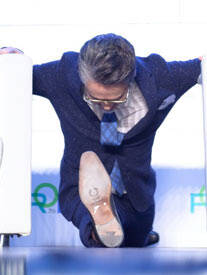 吴秀波当众劈一字马