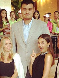阿尔芭与姚明合影兴奋卖萌