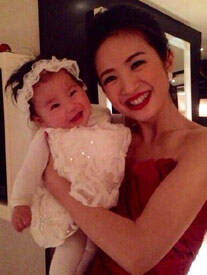 林依晨抱小baby谢亲友