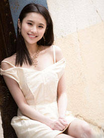 谋女郎张慧雯小露性感