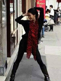 小S巴黎街头自high