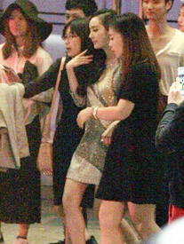 杨幂获众人搀扶派头十足