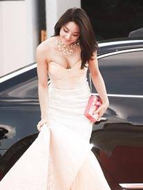 韩国女星性感走红毯 美胸抢镜