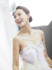 高圆圆头戴羽毛变贵妇