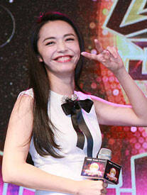 姚晨清纯装扮亮相卖萌