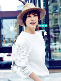 海清再登杂志封面 笑靥如花