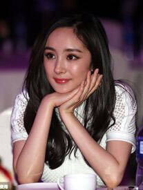 辣妈杨幂托腮变少女