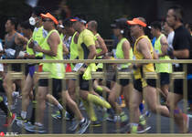 2015北京马拉松鸣枪开跑 超30000名选手参赛