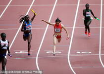 女子100米接力中国队交接棒失误 无缘决赛