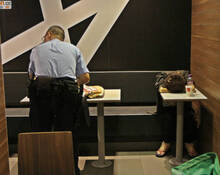 香港一 女子快餐店猝死  邻桌淡定吃饭_资讯频道