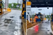 广西一高速入口设破胎器