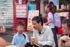 雷军路边吃早餐被吐槽