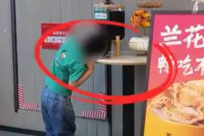 孩童舔喝餐厅自助饮料
