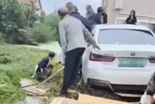 宝马撞进丧事现场
