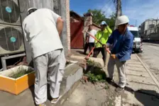 女子厕所建在邻居大门旁