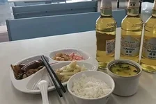 服务区饭店给司机送啤酒