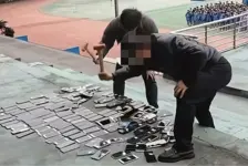 学校将学生手机当众砸毁