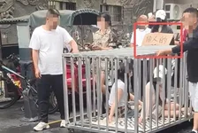 两女子被关笼子游街
