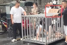 两女子被关笼子游街