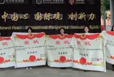 学校老师把奖状做成毛毯