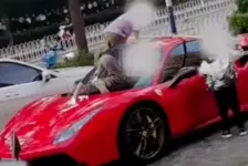 法拉利被孩子当滑梯玩