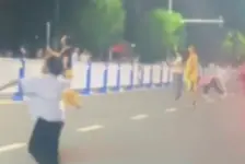 小区业主在马路打羽毛球