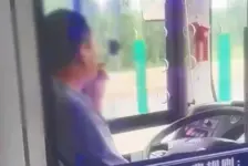 公交司机戴耳机抽烟