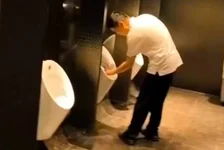 工作人员摸便池检查