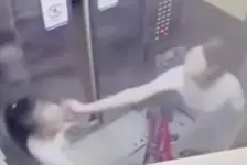 女孩摸车把遭掌掴