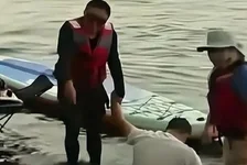同伴拒救溺水醉酒男子