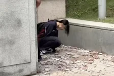 女生被学校外墙瓷砖砸到