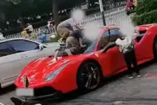法拉利被孩子当滑梯玩